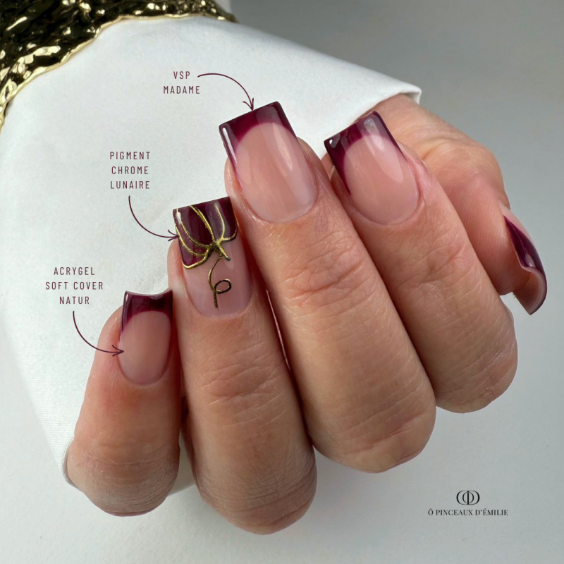 Pose carrée avec le vernis semi permanent Madame, bordeaux violine foncé