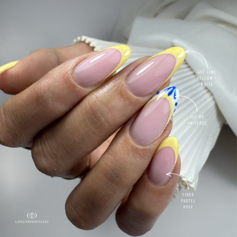 Pose d'ongles en amandes avec le vernis semi permanent My Universe, bleu électrique
