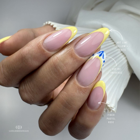Pose d'ongles en amandes avec le vernis semi permanent My Universe, bleu électrique