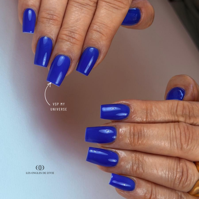 Pose d'ongles carrée avec le vernis semi permanent My Universe, bleu électrique