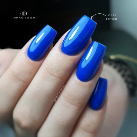 Pose d'ongles coffin avec le vernis semi permanent My Universe, bleu électrique